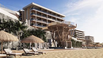 Playa privada, playa de arena blanca, camastros y sombrillas