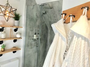Sèche-cheveux, serviettes fournies, savon, shampoing