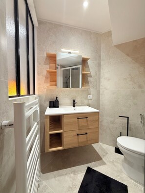 Douche, serviettes fournies, savon, papier toilette