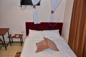 Economy Room | Desk, laptop workspace, free WiFi