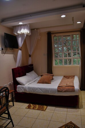 Economy Room | Desk, laptop workspace, free WiFi