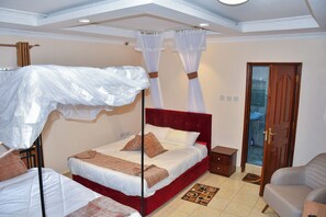 Quarto casal luxo | Escrivaninha, espaço de trabalho para notebook, Wi-Fi de cortesia