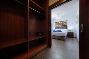 5 bedrooms, in-room safe, desk, iron/ironing board