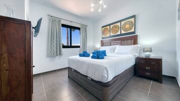 5 Schlafzimmer, Zimmersafe, Schreibtisch, Bügeleisen/Bügelbrett