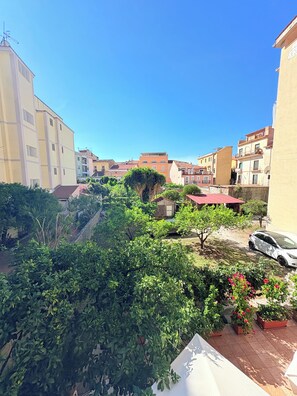 Habitación Confort | Zona de estar | Una pantalla de ordenador, una impresora