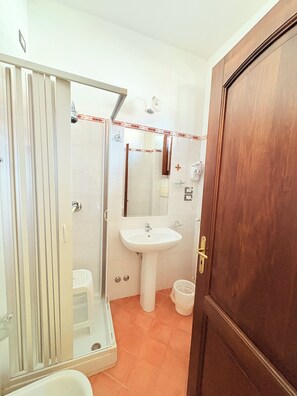 Comfort Room | Bathroom | Free toiletries, hair dryer, bidet, towels - Hotel Savoia  (Sapri)