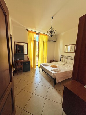 Habitación Confort | Ropa de cama hipoalergénica, caja fuerte, escritorio y cortinas opacas