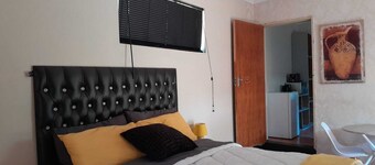 Charming 1-bedroom cottage in cool Centurion with WiFi