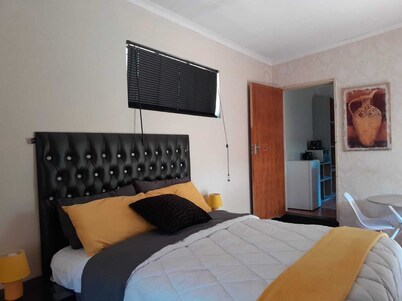 Charming 1-bedroom cottage in cool Centurion with WiFi