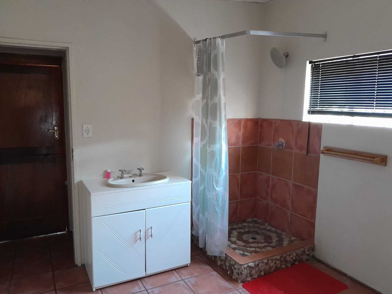 Douche, serviettes fournies, savon, papier toilette