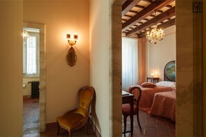 Quadrupla Comfort, non fumatori, vista città | Una cassaforte in camera, una scrivania, postazione laptop