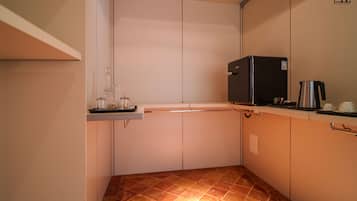 Suite junior | Caja de seguridad en la habitación y escritorio