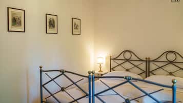 Klassiek appartement, niet-roken, balkon | Een kluis op de kamer, een bureau, een laptopwerkplek, gratis wifi