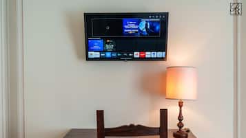 Habitación cuádruple Deluxe, para no fumadores, vista a la ciudad | Caja de seguridad en la habitación y escritorio