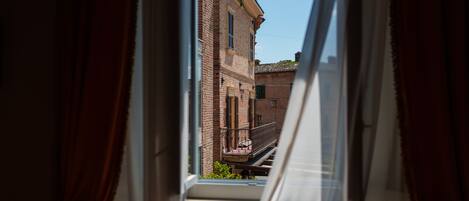 Junior Suite | In-room safe, desk, laptop workspace, free WiFi