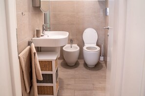 Shower, bidet, towels