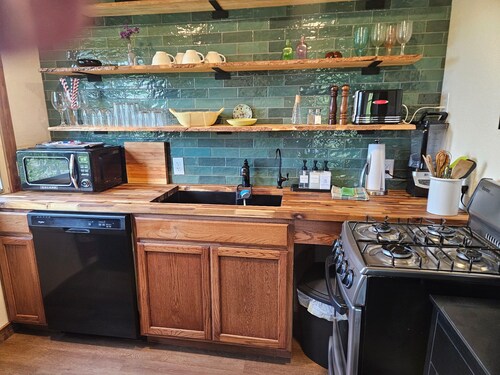 Bridge View Charming 1-bedroom apartment with WiFi and AC in tranquil Prescott 