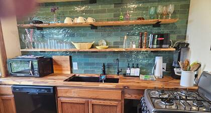 Bridge View Charming 1-bedroom apartment with WiFi and AC in tranquil Prescott