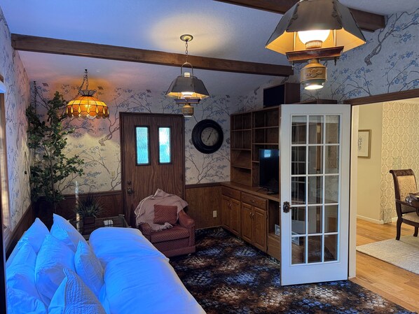7 bedrooms, iron/ironing board, WiFi, bed sheets