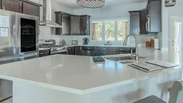 Micro-ondes, four, plaque de cuisson, lave-vaisselle