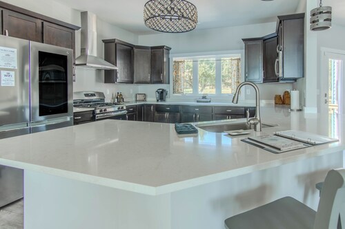 Modern Lakeside Retreat on Lake Ontario 4 bedroom/3 bath