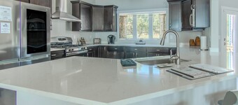 Modern Lakeside Retreat on Lake Ontario 4 bedroom/3 bath