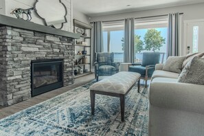 Smart TV, fireplace