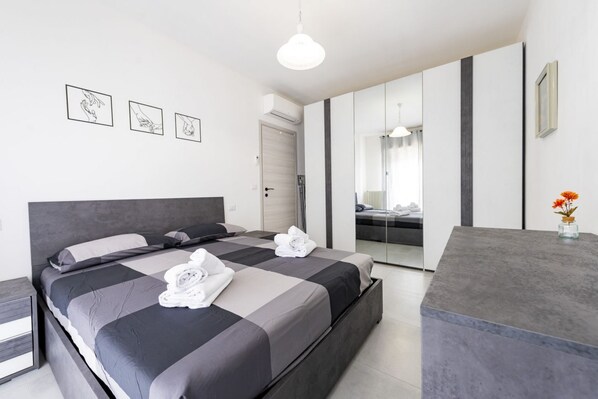 1 chambre, fer et planche à repasser