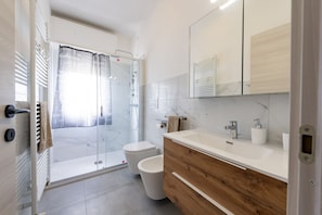 Shower, bidet, towels