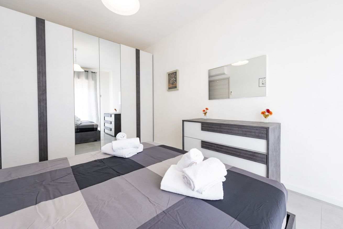 1 habitación y tabla de planchar con plancha 