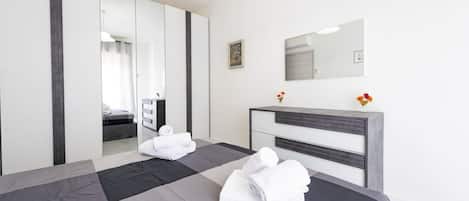 1 habitación y tabla de planchar con plancha
