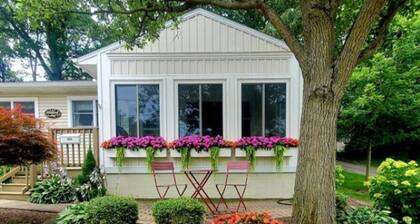 Pristine 3-bedroom cottage in Lakeside, Ohio with central air, laundry, Wi-Fi