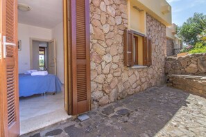 2 habitaciones, tabla de planchar con plancha y cuna de viaje 