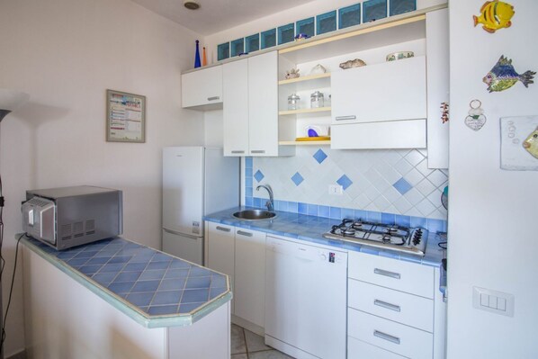 Refrigerador, microondas, lavavajillas y tostadora