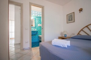 2 bedrooms, iron/ironing board, travel crib
