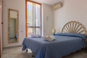 2 habitaciones, tabla de planchar con plancha y cuna de viaje 