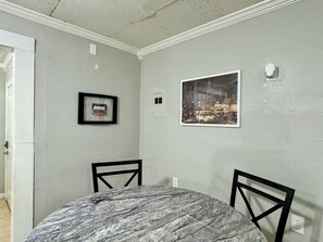 Dining - Charming 1-bedroom Getaway in the heart of Kilgore (Kilgore)