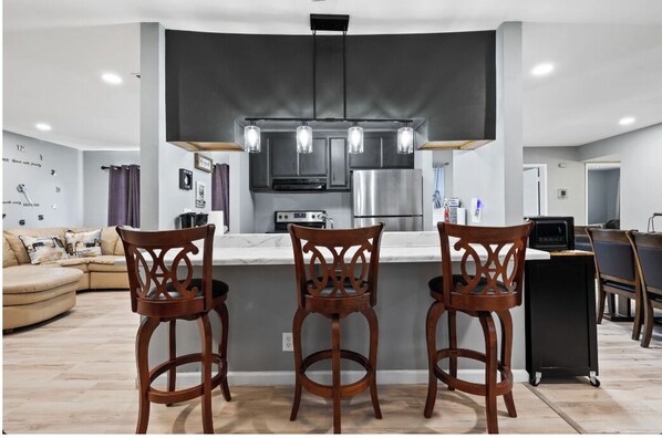 Interior - 3-bedroom house in brilliant Vallejo with WiFi, AC. Enjoy your stay (Vallejo)