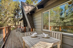 Outdoor dining - Timber & Tide Retreat + Fox Farm + Hot Tub + Games (Big Bear Lake)