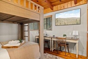 4 Schlafzimmer, Schreibtisch, Bügeleisen/Bügelbrett, Reisekinderbett