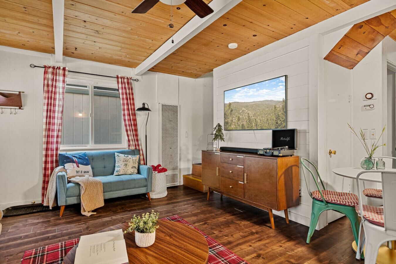 Tv, eldstad och tv-spel