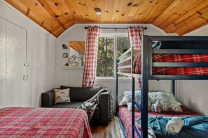 3 bedrooms, desk, iron/ironing board, travel crib
