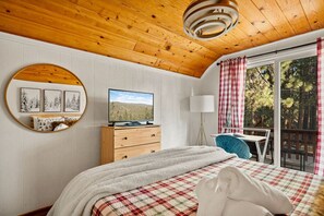 3 habitaciones, escritorio y tabla de planchar con plancha 