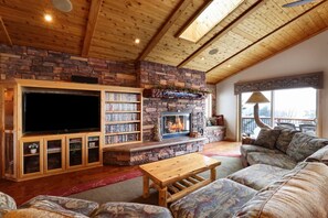 Smart TV, fireplace, table tennis, stereo