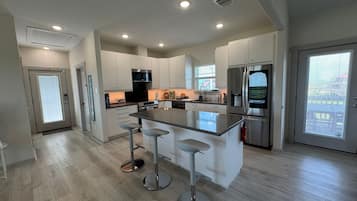 Geladeira, micro-ondas, fogão, cooktop