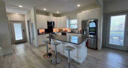 New modern 3-bedroom house in walking distance to Matagorda Beach, Pet friendly