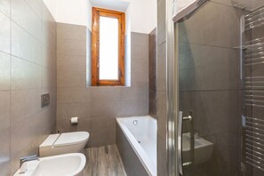 Dusj, bidé og håndklær