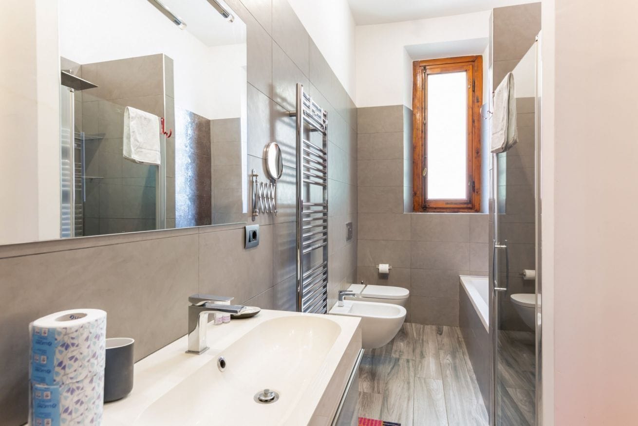 Shower, bidet, towels