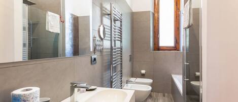 Douche, bidet, serviettes fournies