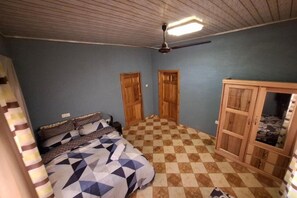 2 makuuhuonetta, silitysrauta/-lauta, vuodevaatteet